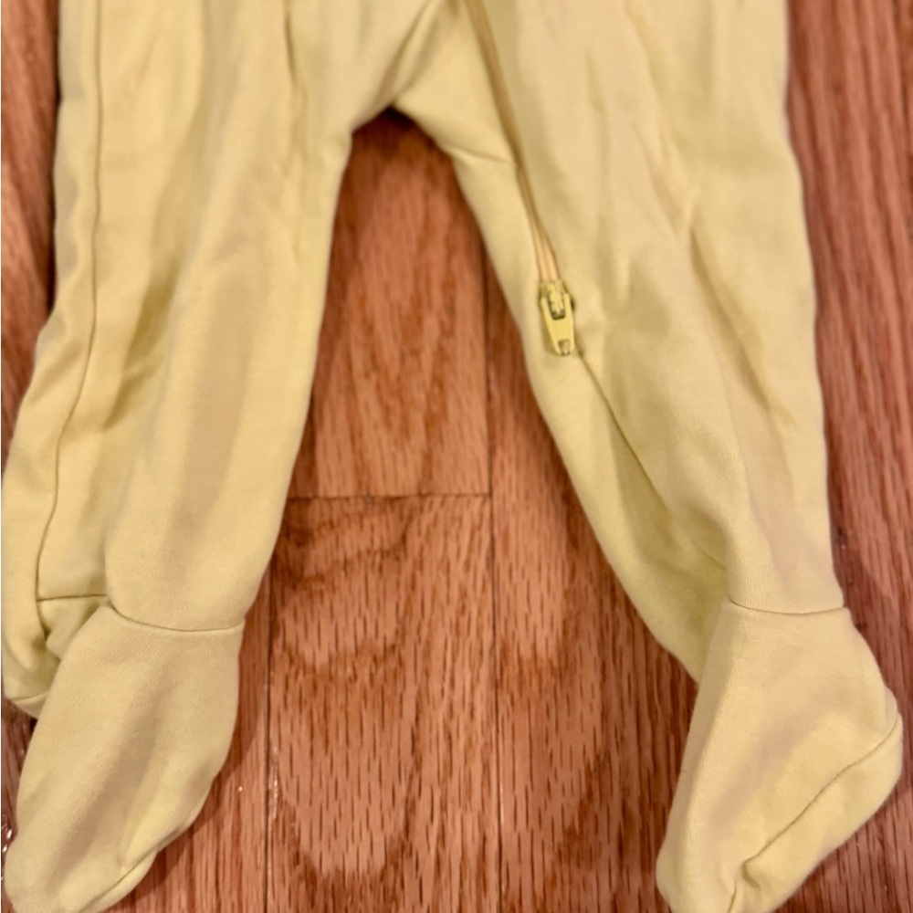 💛 Primary Organic Zip Footie – Bright Yellow 💛
Size 3–6 Months - Picture 5 of 5